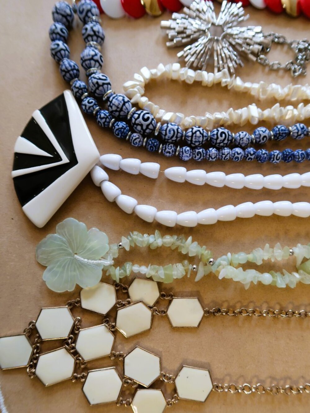 Bundle of 9 Vintage Necklaces Carved Jade-like Hibiscus, Ceramic, Hexagon Chain - Picture 9 of 15